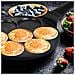 Padella per Pancakes Antiaderente con 7 Stampi | Diametro 26 cm | Ideale per tutti i Piani Cottura, Incluso Induzione | Manico Ergonomico Soft Touch | In Regalo Pinze da Cucina - Foto miniatura 5