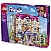Friends 42704 Grand Hotel di Heartlake City, Giocattolo con 6 Mini Bamboline, 2 Animali e Accessori, Regalo Bambine 9+ - Foto miniatura 10