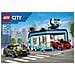 City 60497 Autolavaggio Drive-In Giocattolo con 2 Modellini di Auto, Funzione di Lavaggio e 4 Minifigure, Regalo da 6+ - Foto miniatura 2
