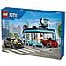 City 60497 Autolavaggio Drive-In Giocattolo con 2 Modellini di Auto, Funzione di Lavaggio e 4 Minifigure, Regalo da 6+ - Foto miniatura 4