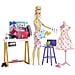 Barbie Playset Atelier con Bambola Stilista Outfit Moda Kit Cucito Idea Regalo - Foto miniatura 3