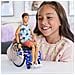 Barbie Fashionistas Bambola Ken Sedia a Rotelle e Rampa Giocattolo Idea Regalo - Foto miniatura 4