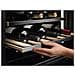 Cantinetta Vino EWUS040B8B da Incasso con Singola Temperatura Capacità 40 Bottiglie Classe F Colore Nero - Foto miniatura 6