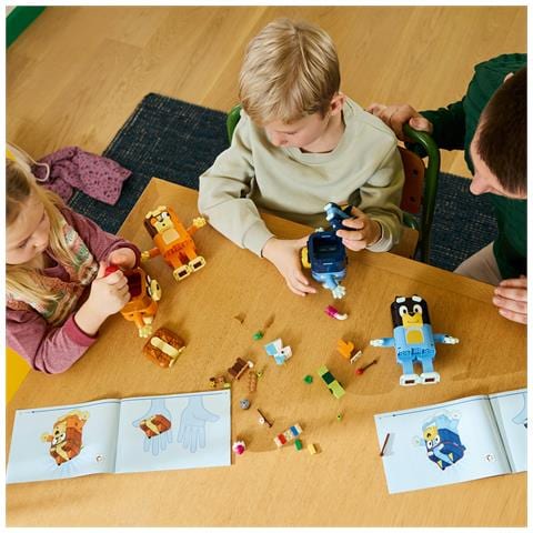Bluey 11217 Famiglia Bluey in Mattoncini, Giochi Didattici con 4 Personaggi e Accessori, Regalo di Compleanno Bambini 5+ - Foto 15