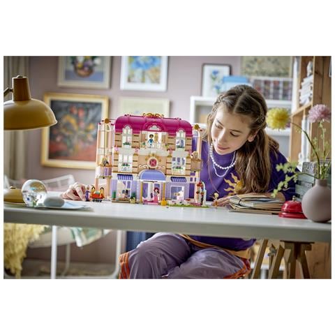 Friends 42704 Grand Hotel di Heartlake City, Giocattolo con 6 Mini Bamboline, 2 Animali e Accessori, Regalo Bambine 9+ - Foto 23