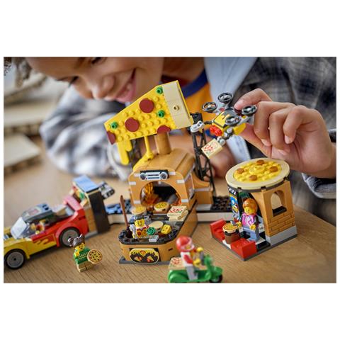 City 60496 Centro di Consegna Pizze con Veicoli, con Macchina Giocattolo, Scooter, Drone e Cabinato Arcade, Regalo da 6+ - Foto 17