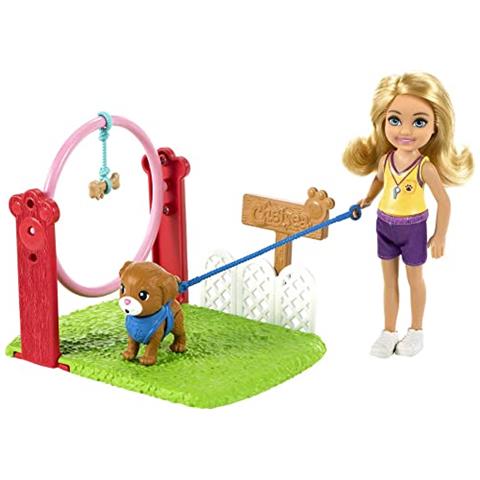 Barbie Chelsea Pua Diventare Addestratrice Di Cani Da Gioco Con Bambola Chelsea Bionda (6 Pollici), Cane E Guinzaglio, Cerchio Per Saltare, Coni Ostacolo, Dolcetti Per Laddestramento E Altro, Ottimo Regalo Per Bambini Dai 3 Anni In Su - Foto 1