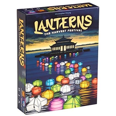 Lanterne: Il Festival Del Raccolto, Set Di Giochi Di Carte Dal Ritmo Frenetico, 2-4 Giocatori, 30 Minuti Di Gioco, Posiziona Tessere Per Adornare Il Lago Del Palazzo Con Lanterne Galleggianti, Guadagna Il Massimo Onore Prima Dellinizio Del Festival - Foto 1