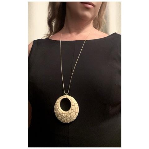 Collana Lunga Inside The Labyrinth, Resina Bianco Sporco E Ottone Placcato Oro - Foto 3