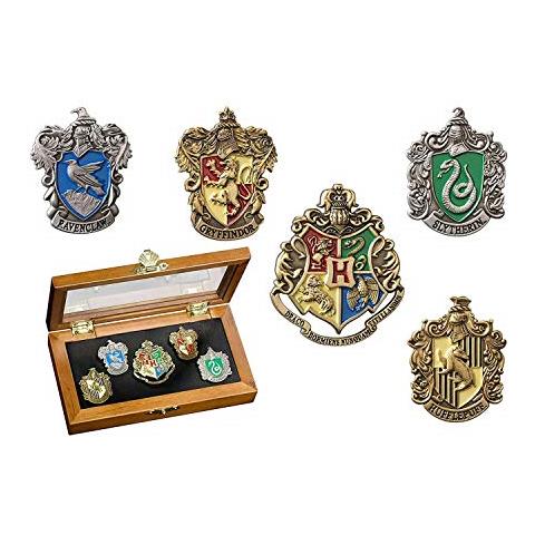 Spille Delle Case Di Hogwarts Prodotte Da The Noble Collection - Set Di 5 Spille In Metallo Smaltate A Mano Fronite In Una Scatola Da Esposizione Di Alta Qualità In Legno - Oggetto Collezionabile Da Harry Potter Con Licenza Ufficiale - Foto 1