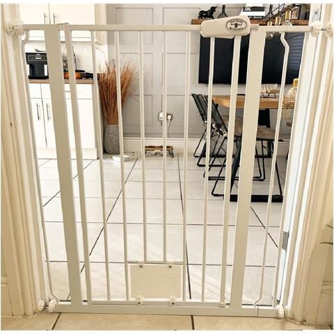 Bettacare Cancelletto Per Animali Con Gattaiola Bloccabile, 100.8cm - 108.4cm, Bianco, Altezza Di 104cm - Foto 4