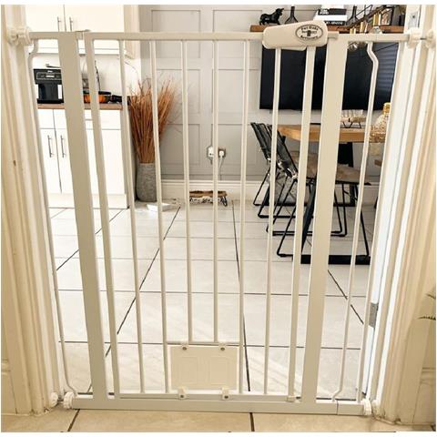 Bettacare Cancelletto Per Animali Con Gattaiola Bloccabile, 126.7cm - 134.3cm, Bianco, Altezza Di 104cm - Foto 2