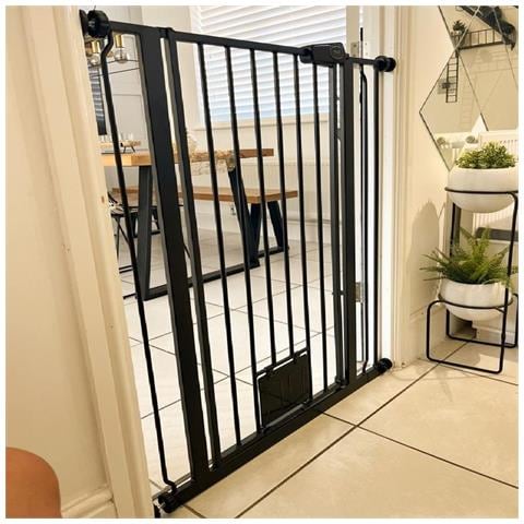Bettacare Cancelletto Per Animali Con Gattaiola Bloccabile, 126.7cm - 134.3cm, Nero, Altezza Di 104cm - Foto 2