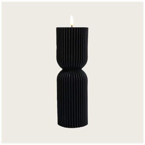 Candela A Led Senza Fiamma Nera A Colonna Rigata - 7,5cm X 23cm - A Batteria - Foto 1