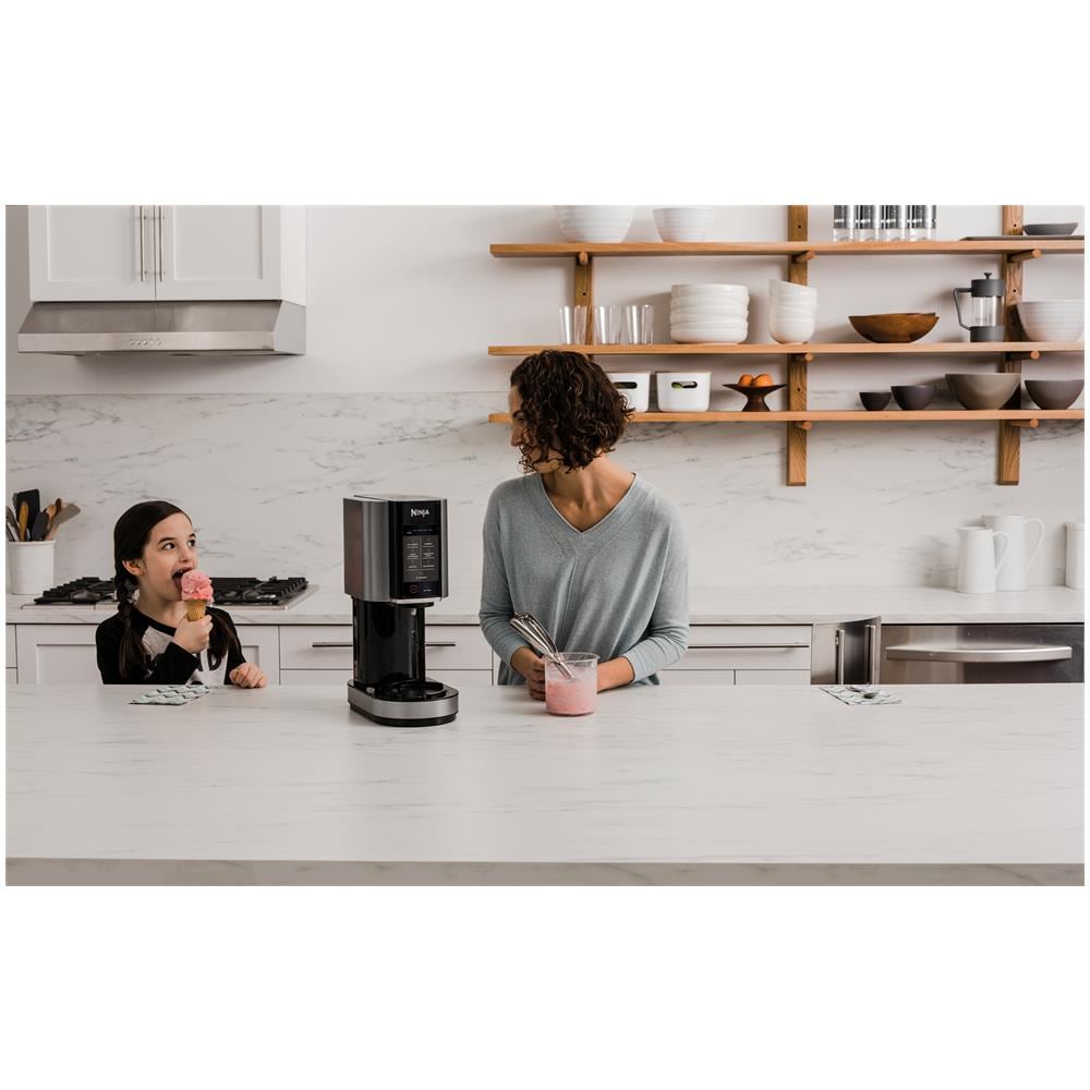 Gelatiera Creami NC300EU Capacità 1,4 Litri 3 Vasche 7 Programmi per Gelati Sorbetti Frullati e Frappè Colore Nero / Argento - Foto 7