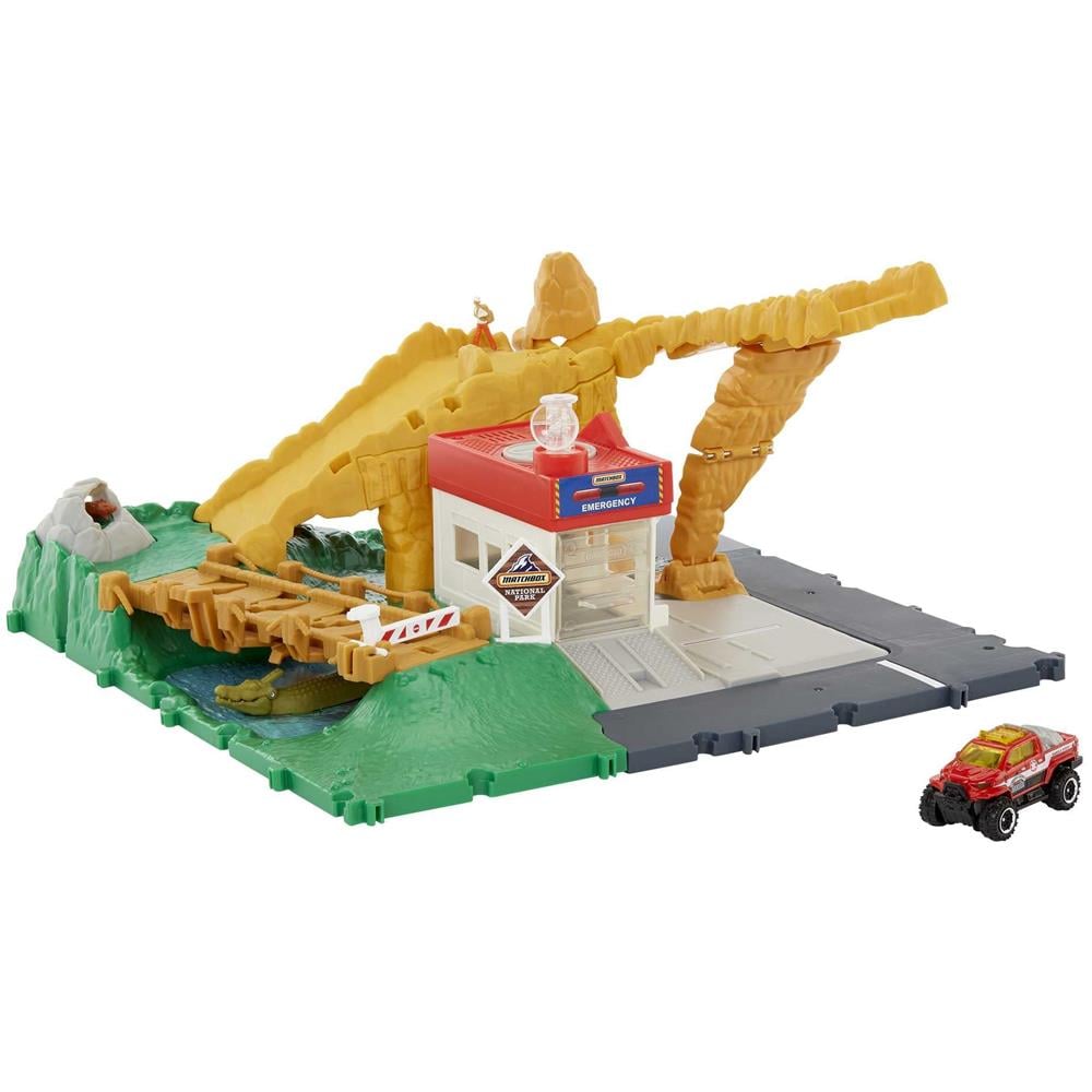 Action Drivers - Set Da Gioco Con Più Aree Di Gioco - Cancelli E Luci Funzionanti - Auto In Scala 1:64 - Si Collega Ad Altri Set - Regalo Per Bambini 3+ - Foto 1