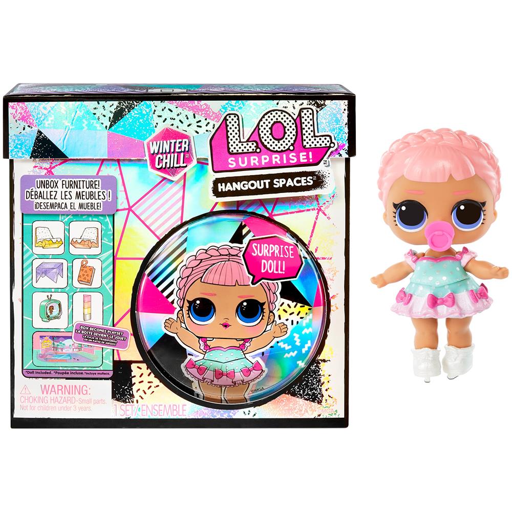 Lol Surprise Winter Chill Hangout Spaces Mobili Da Gioco Set Da Gioco Con Ice Sk8er Doll, 10+ Sorprese Con Accessori, Per Lol Dollhouse Play - Giocattolo Da Collezione Per Bambini, Regalo Per Ragazze Ragazzi Dai 4 5 6 7+ - Foto 1