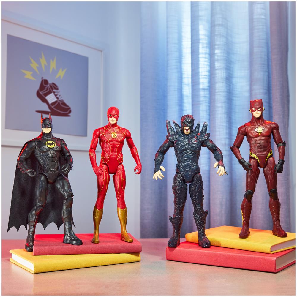 DC Comics , The Flash, Personaggio di Flash da 30 cm, Personaggio 30 cm con decorazioni originali del film The Flash e 11 punti di articolazione, Giocattolo per bambini dai 3 anni in su - Foto 10