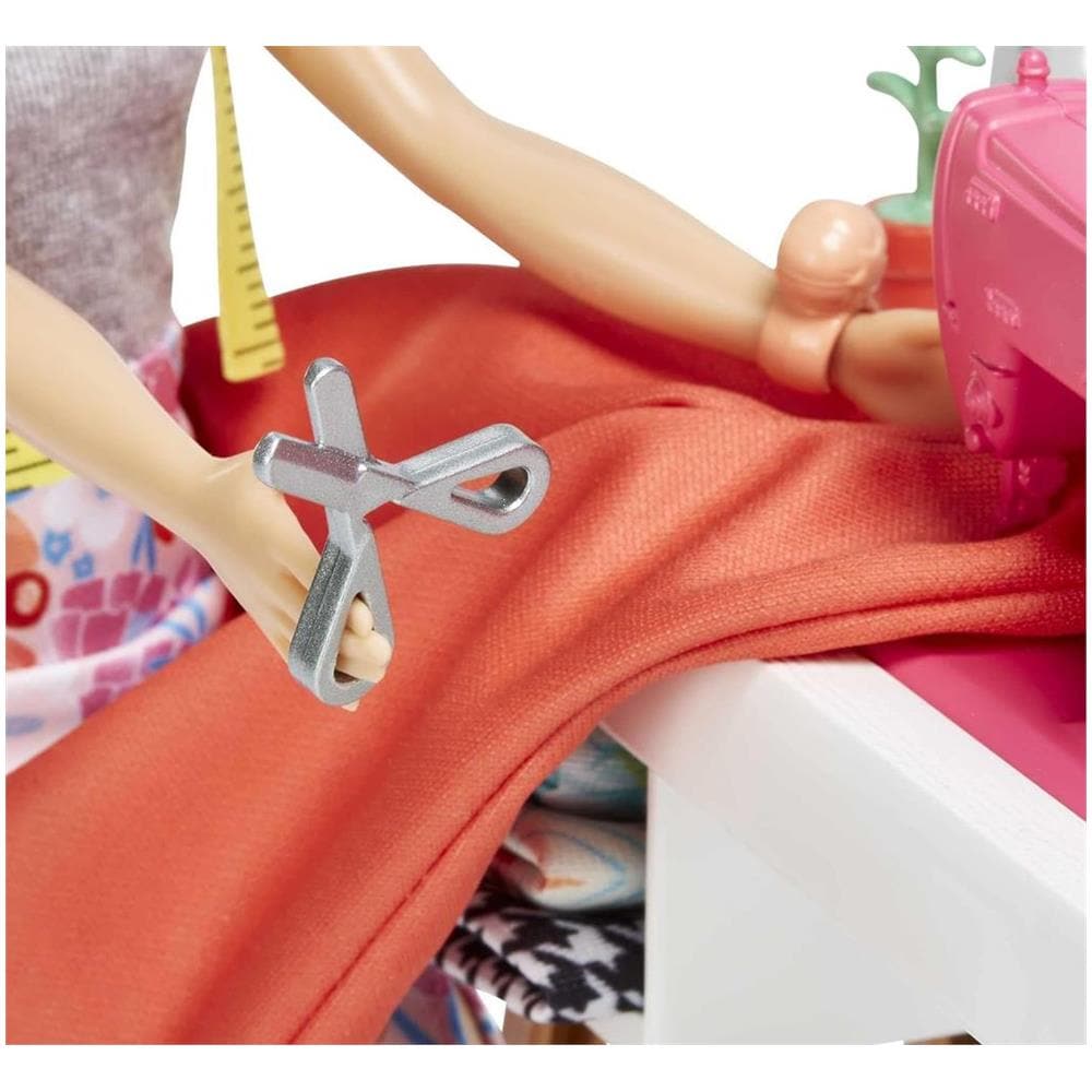 Barbie Playset Atelier con Bambola Stilista Outfit Moda Kit Cucito Idea Regalo - Foto 4