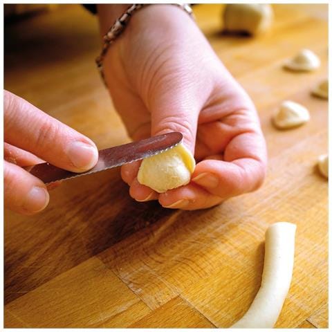 Image of Cofanetto Regalo Coppia - Dalla Cucina Alla Tavola: 1 Lezione Con Massaia Esperta A Bari E Degustazione Inclusa Per 2 - Idee Regalo Originale