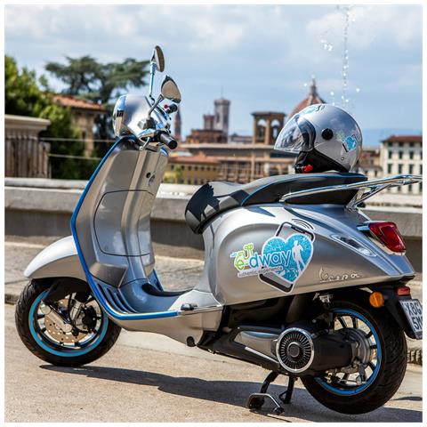 Image of Cofanetto Regalo Coppia - Tour In Vespa Elettrica Al Castello In Chianti Fiorentino Con Degustazione Vini - Idee Regalo Originale