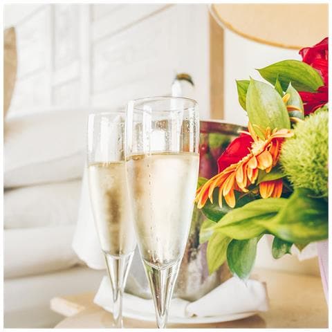 Immagine di  Cofanetto Regalo Coppia - 2 Notti Con Colazione E Aperitivo Di Benvenuto Presso L'affascinante 5* Villa Lattanzi - Idee Regalo Originale