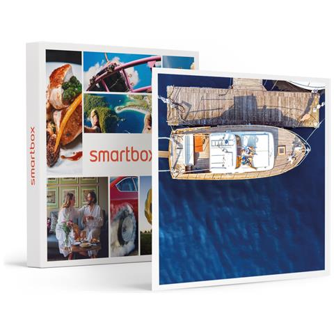 Image of Cofanetto Regalo Coppia - Due Cuori Sul Lago Di Como: Romantico Tour In Barca Con Aperitivo A Bordo - Idee Regalo Originale