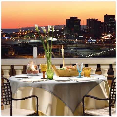 Image of Cofanetto Regalo Coppia - Genova Romantica: 2 Notti In Hotel 5* Con Pausa Relax E Massaggio Di Coppia - Idee Regalo Originale