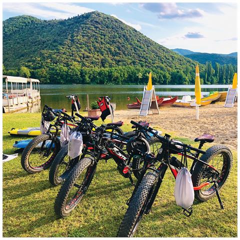 Image of Cofanetto Regalo Coppia - Emozioni E Divertimento Al Lago Di Piediluco: Tour In Battello E In Bicicletta Per 2 - Idee Regalo Originale