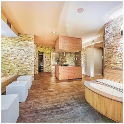 Image of Cofanetto Per Donna - Benessere In Trentino Con Accesso Esclusivo Alla Spa, Bottiglia Di Prosecco E Dolci Per 2 - Idee Regalo Originale Per Lei