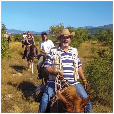 Image of Cofanetto Per Uomo - Equitazione In Toscana: Passeggiata A Cavallo Con Lezione Introduttiva Di 3 Ore Per 2 - Idee Regalo Originale Per Lui