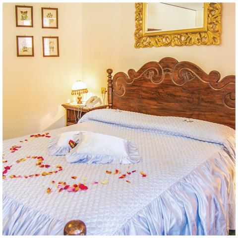 Image of Cofanetto Regalo Coppia - Romantica Fuga A 4 Stelle: 1 Notte In Suite Con Cena Di 3 Portate E Accesso Alla Piscina - Idee Regalo Originale
