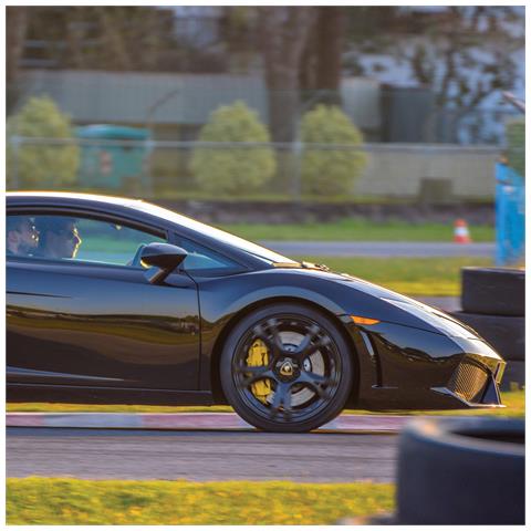 Immagine di  Cofanetto Per Uomo - Ferrari E Lamborghini In Pista: 2 Giri Su 1 Supercar A Scelta Sul Circuito Di Arese - Idee Regalo Originale Per Lui