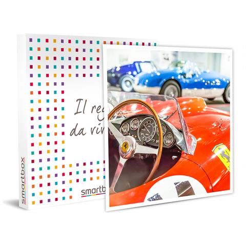 Image of Cofanetto Regalo Per Uomo O Donna - Passione Ferrari: Ingresso Per 2 Adulti E 1 Bambino A Ferrari Experience - Idee Regalo Originale